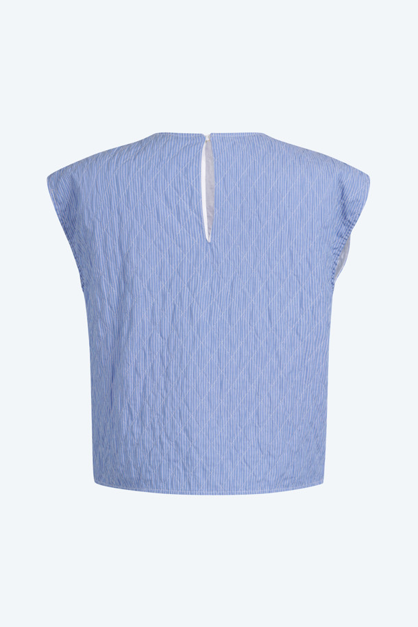 세련된 무드의 주얼 슬리브리스 블라우스입니다. 넥 라인에 주얼과 비즈 장식이 더해져 엘레강스한 분위기를 연출합니다. 블루 컬러의 무지 디자인으로 다양한 스타일링에 활용하기 좋으며, 데일리룩, 데이트룩, 모임룩에 모두 잘 어울립니다. 크롭 기장과 민소매 디자인으로 시원하고 여성스러운 느낌을 줍니다. 클래식, 미니멀, 로맨틱 스타일을 즐겨 입는 여성분들께 추천합니다.
