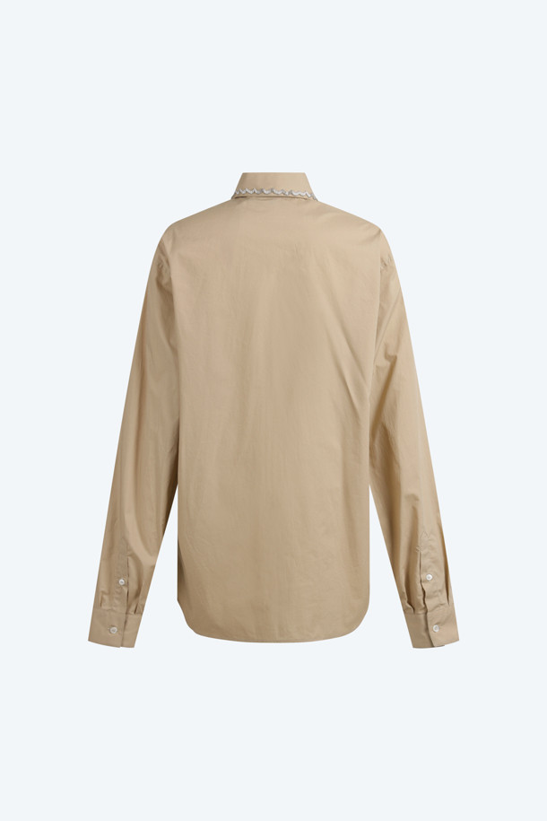 **주얼라인 셔츠**는 여성스러운 분위기를 연출하는 면 소재의 셔츠입니다. 베이직하면서도 클래식한 스타일로, 봄, 여름, 가을 시즌에 활용하기 좋습니다. 차이나칼라와 긴 소매, 레귤러핏으로 제작되었으며, 얇은 두께감으로 편안하게 착용할 수 있습니다. 주얼라인 디테일이 더해져 특별함을 더하며, 데이트룩, 카페룩, 오피스룩 등 다양한 TPO에 어울립니다. 미니멀하고 캐주얼한 스타일을 즐기는 분들께 추천합니다.
