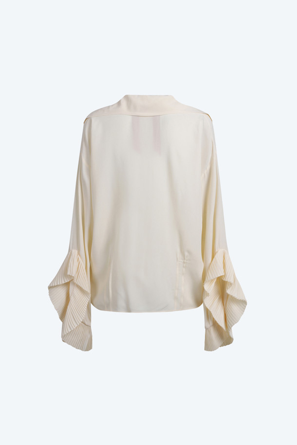 우아하고 페미닌한 무드의 아이보리 컬러 프릴 블라우스입니다. 실크 혼방 소재로 제작되어 부드러운 촉감을 선사하며, 브이넥 디자인과 크롭 기장으로 여성스러운 실루엣을 강조합니다. 긴 소매와 프릴 디테일이 특징이며, 데이트룩, 카페룩, 모임룩 등 다양한 TPO에 활용하기 좋습니다. 클래식, 미니멀, 로맨틱 스타일을 즐겨 입는 여성분들께 추천하는 제품입니다. 봄, 여름 시즌에 잘 어울리는 아이템입니다.
