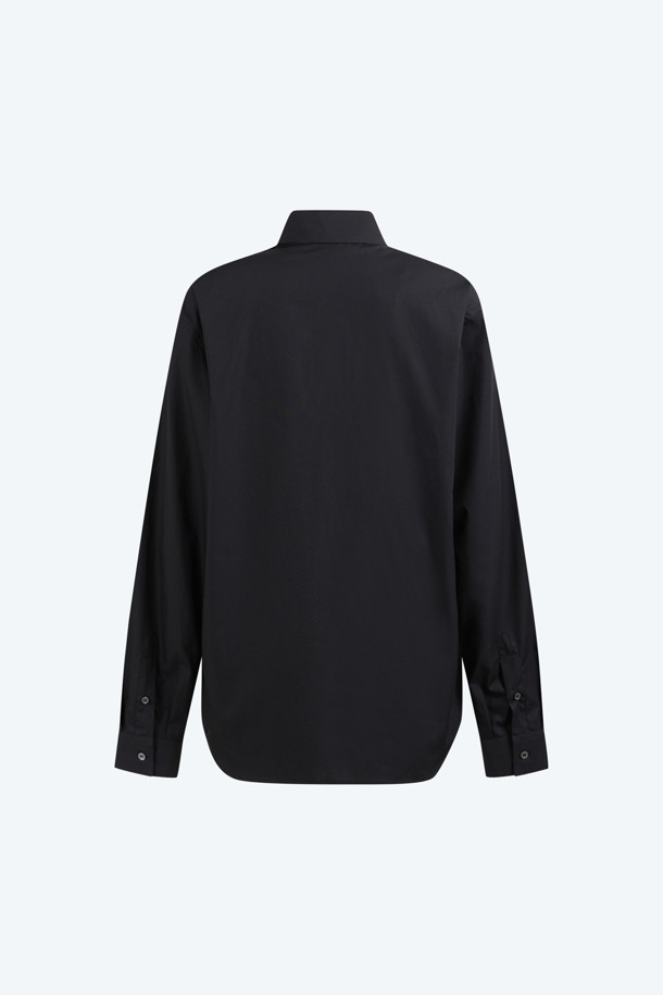 세련된 여성의 스타일을 완성해 줄 코튼 프릴 블라우스입니다. 부드러운 면 소재로 제작되어 편안한 착용감을 선사하며, 봄, 여름 시즌에 적합한 얇은 두께감으로 시원하게 즐길 수 있습니다. 블랙 색상에 라운드넥과 긴 소매, 레귤러핏으로 디자인되어 페미닌한 무드를 연출합니다. 프릴 디테일이 돋보이는 이 블라우스는 데이트룩, 모임룩 등 다양한 TPO에 활용 가능하며, 클래식, 미니멀, 로맨틱 스타일을 즐기는 분들께 추천합니다.
