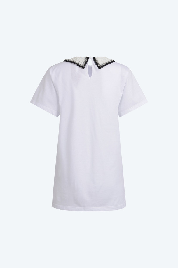 N21 캡슐 컬렉션의 폴로 카라 티셔츠입니다. 클래식하고 페미닌한 무드의 여성 의류로, 봄, 여름 시즌에 착용하기 좋습니다. 네이비와 화이트 두 가지 색상으로 출시되었으며, 부드러운 면 소재로 제작되어 편안한 착용감을 선사합니다. 레귤러 핏과 반소매 디자인으로, 데이트룩, 카페룩, 모임룩 등 다양한 TPO에 활용 가능합니다. 주얼 장식 또는 자수가 포인트로 더해져 미니멀하면서도 세련된 스타일을 연출할 수 있습니다.
