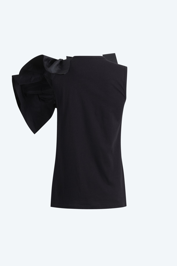 **빅플라워 티셔츠**

여성스러운 매력을 돋보이게 해줄 빅플라워 티셔츠입니다. 페미닌하고 우아한 스타일을 연출하며, 오프숄더 디자인으로 쇄골 라인을 드러내 여성스러운 분위기를 더합니다. 크롭 기장으로 다리가 길어 보이는 효과를 주며, 봄, 여름 시즌에 시원하게 착용할 수 있습니다. 데이트룩, 카페룩, 모임룩 등 다양한 TPO에 활용 가능하며, 로맨틱, 미니멀, 클래식한 스타일을 즐겨 입는 분들께 추천합니다. 특히, 리본 디테일이 더해져 사랑스러운 포인트를 더했습니다.
