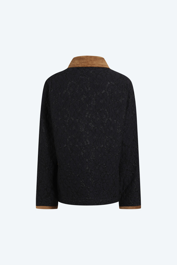 **레이스 점퍼**

클래식한 무드의 여성 레이스 점퍼입니다. 부드러운 코듀로이 소재에 엠브로이더리 레이스 원단으로 포인트를 주어 고급스러운 느낌을 선사합니다. 블랙과 브라운 두 가지 색상으로 출시되었으며, 레귤러 핏과 적당한 두께감으로 봄, 가을 간절기에 활용하기 좋습니다. 코듀로이 칼라와 메탈 버튼 디테일, 그리고 소매 디테일이 더해져 세련된 스타일을 완성합니다. 데이트룩 또는 모임룩으로 추천하며, 미니멀, 캐주얼 스타일에 잘 어울립니다.
