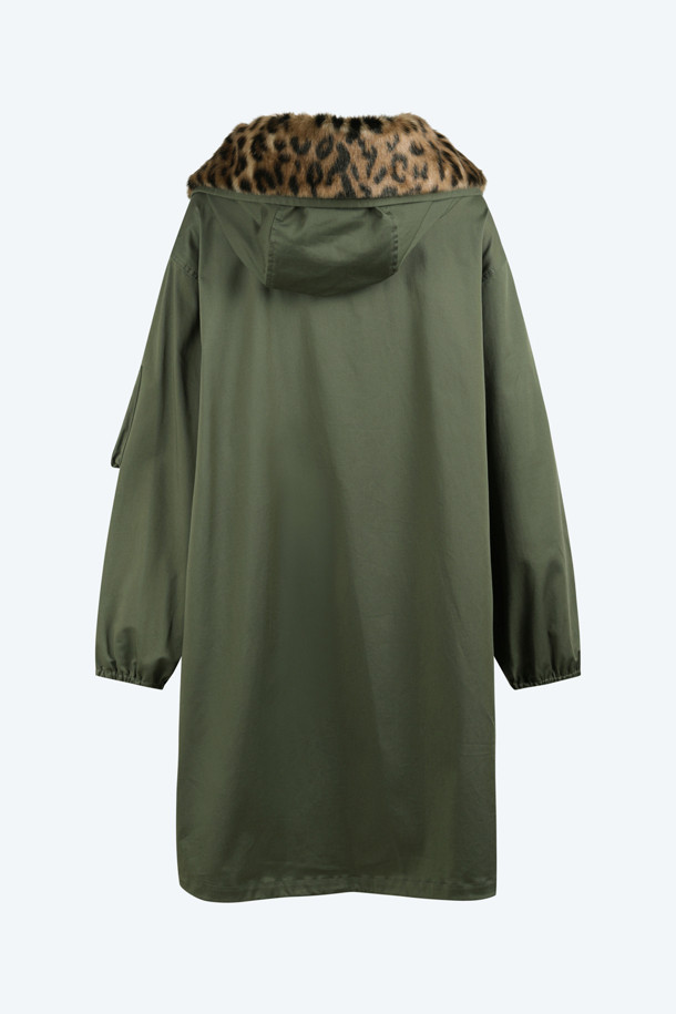 레오파드 카키 파카는 가을과 겨울에 유니크한 스타일을 연출하기 좋은 아우터입니다. 롱 기장의 오버핏으로 편안함을 강조하며, 집업 방식으로 간편하게 착용할 수 있습니다. 카키 컬러에 레오파드 무늬가 더해져 개성 넘치는 여행룩, 캐주얼 및 스트리트 스타일을 완성합니다. 넉넉한 빅 포켓 디테일로 실용성을 더했습니다. 긴 소매로 따뜻함과 스타일을 동시에 잡으세요.
