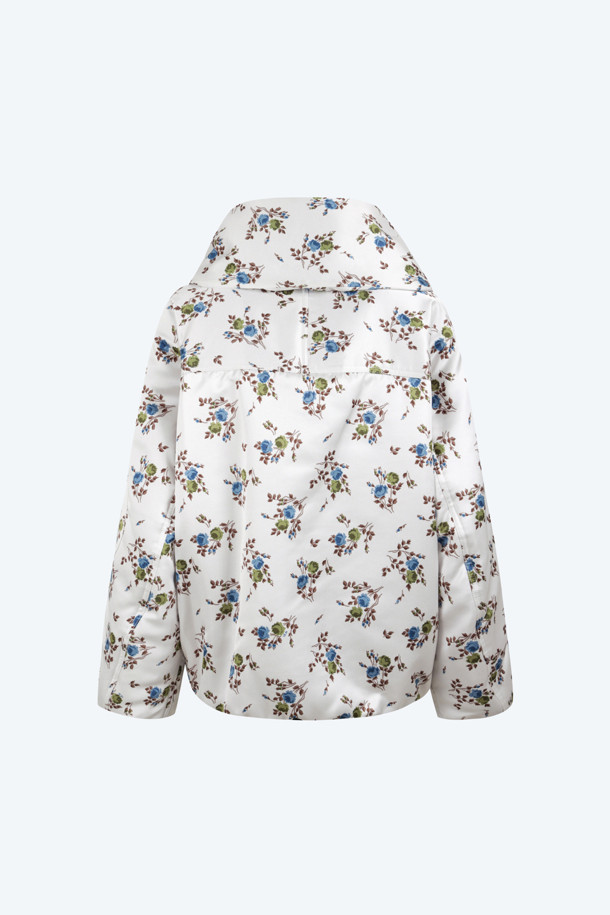 화사한 플라워 패턴이 돋보이는 겨울용 패딩입니다. 화이트와 블랙 두 가지 색상으로 출시되어 취향에 따라 선택 가능하며, 가볍고 따뜻하게 착용할 수 있습니다. 탈부착 가능한 머플러가 있어 다양한 스타일 연출이 용이하며, 보온성을 높여 추운 날씨에도 끄떡없습니다. 폴리에스테르 소재로 제작되어 관리가 용이하며, 클래식, 미니멀, 캐주얼 등 다양한 스타일에 매치하기 좋습니다. 두꺼운 두께감으로 포근하게 감싸주어 편안한 착용감을 선사합니다.
