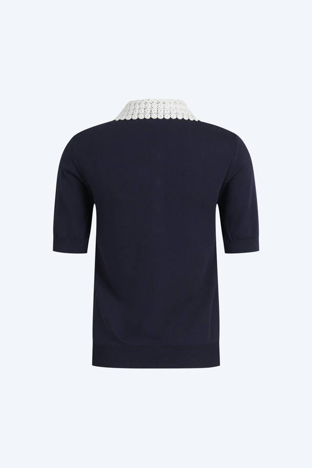 네이비 컬러의 레이스 폴로 니트입니다. 부드러운 비스코스 혼방 소재와 울 소재로 제작되어 봄, 가을에 착용하기 좋습니다. 로맨틱하고 모던한 무드를 연출하며, 레귤러핏과 반소매 기장으로 편안하게 착용할 수 있습니다. 레이스 칼라와 포켓, 메탈 버튼 디테일이 돋보이며, 데이트룩, 카페룩, 모임룩 등 다양한 TPO에 활용 가능합니다. N21 캡슐 컬렉션으로, 클래식, 로맨틱, 미니멀 스타일을 즐기는 여성분들께 추천합니다.
