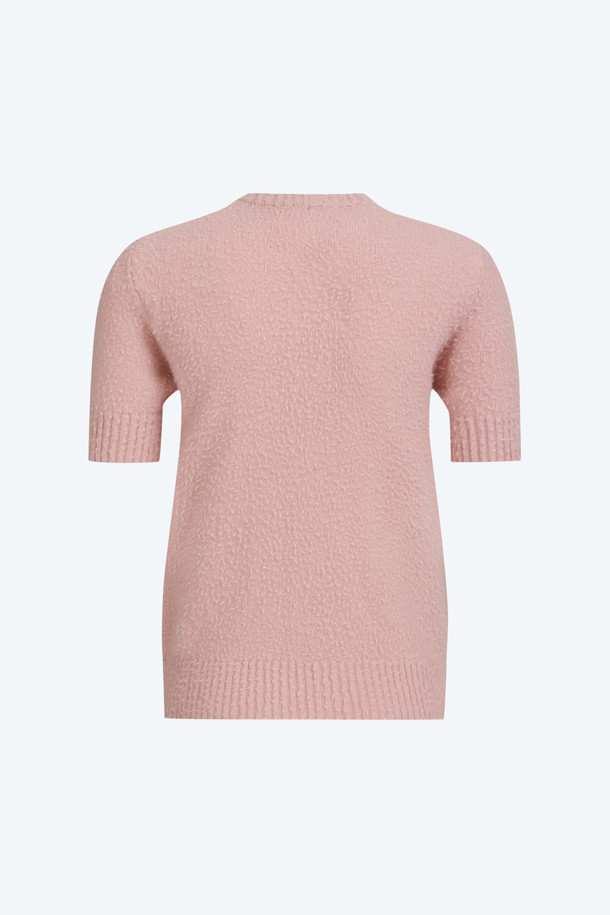 **포켓 하프 슬리브 니트**

부드러운 울 소재의 포켓 하프 슬리브 니트입니다. 얇은 두께감으로 봄, 가을 간절기에 활용하기 좋으며, 라운드넥 디자인으로 깔끔한 인상을 줍니다. 핑크 컬러와 미니멀/베이직 스타일이 어우러져 데이트룩, 카페룩, 봄 소풍룩 등 다양한 TPO에 매치하기 좋습니다. 레귤러핏으로 편안하게 착용 가능하며, 소매 밑단 립 디테일과 포켓 디테일이 돋보입니다.

