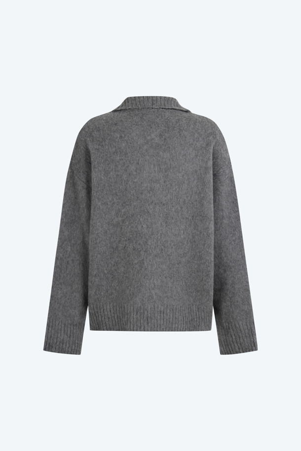 세련된 무드를 더하는 주얼 버튼 오버 니트입니다. 부드러운 버진울 소재로 제작되어 포근한 착용감을 선사하며, 쌀쌀한 가을, 겨울 날씨에도 따뜻하게 입을 수 있습니다. 클래식한 폴로넥 디자인에  오버핏 실루엣으로 편안함과 스타일리시함을 동시에 잡았습니다.  크롭 기장으로 다리가 길어 보이는 효과를 주며,  그레이 컬러와 주얼 버튼 디테일이  미니멀하면서도 시크한 포인트를 더합니다.  데이트룩, 오피스룩 등 다양한 TPO에 맞춰 클래식, 미니멀, 시크한 스타일을 연출해보세요.
