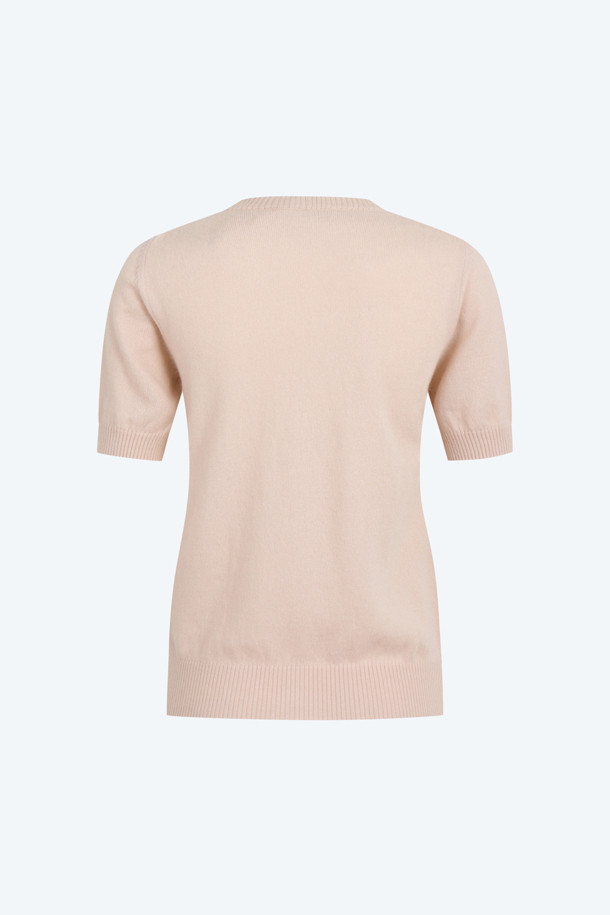 레이스 엠브로이더리 니트는 여성스러운 스타일을 연출하는 크롭 기장의 반소매 니트입니다. 울 혼방 소재로 제작되어 부드러운 촉감을 선사하며, 얇은 두께감으로 봄, 가을에 활용하기 좋습니다. 블랙과 핑크 두 가지 색상으로 출시되었으며, 라운드넥 디자인에 레이스 엠브로이더리 패치 디테일이 더해져 우아하고 페미닌한 분위기를 자아냅니다. 데이트룩, 카페룩, 모임룩 등 다양한 TPO에 어울리며, 클래식, 로맨틱, 미니멀 스타일을 즐기는 분들께 추천합니다. 가디건과 셋업으로도 연출 가능합니다.
