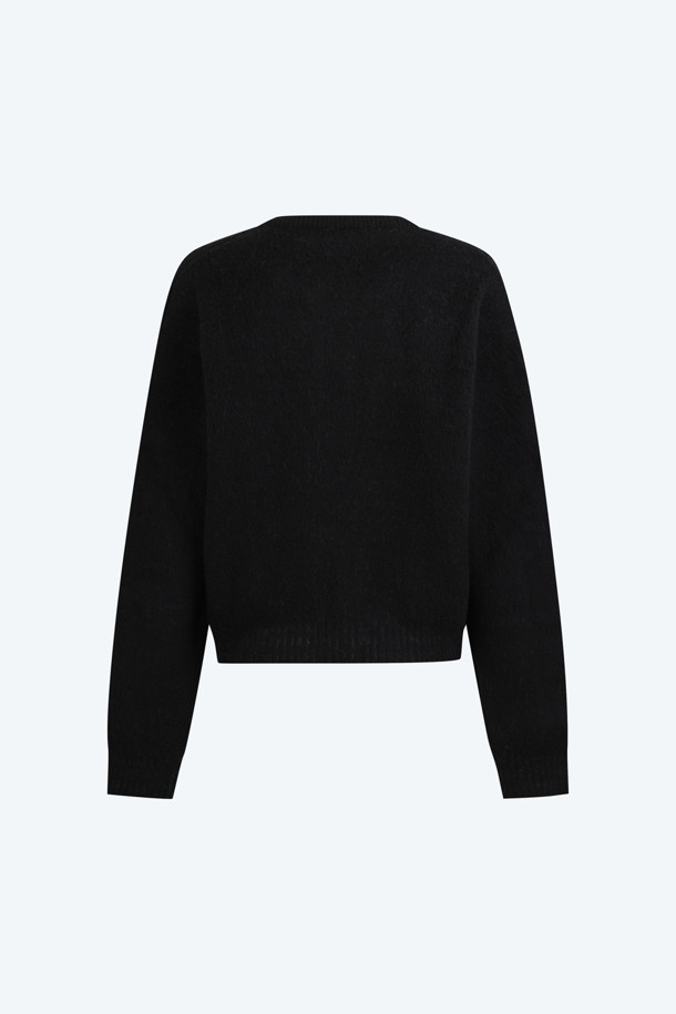 세련된 데이트룩과 카페룩을 완성하는 여성용 브이넥 크롭 풀오버 니트입니다. 봄, 가을 시즌에 어울리는 베이직 스타일의 블랙 컬러 무지 디자인으로, 레귤러핏으로 편안하게 착용 가능합니다. 긴 소매와 리버서블 디자인으로 다양한 연출이 가능하며, 니트 소재 특유의 부드러운 촉감을 선사합니다. 미니멀, 클래식, 캐주얼 등 어떤 스타일에도 잘 어울리는 활용도 높은 아이템입니다.
