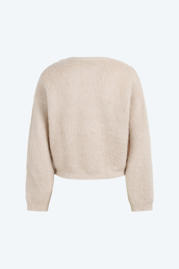 부드러운 앙고라 소재의 고급스러운 주얼 버튼 니트입니다. 라운드넥 디자인과 크롭 기장으로 여성스러운 실루엣을 연출하며, 가을, 겨울 시즌에 따뜻하게 착용할 수 있습니다. 베이지 컬러에 어깨 버튼 장식이 더해져 엘레강스한 무드를 선사합니다. 데이트룩, 모임룩, 겨울 데일리룩 등 다양한 TPO에 활용 가능하며, 클래식, 미니멀, 로맨틱 스타일을 즐기는 분들께 추천합니다. 레귤러핏으로 편안하게 착용 가능하며, 두꺼운 두께감으로 포근함을 더했습니다.
