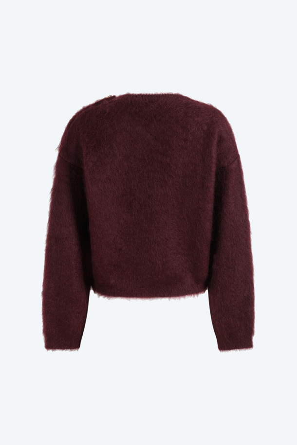 따뜻하고 우아한 무드의 주얼 버튼 앙고라 니트입니다. 부드러운 앙고라 소재로 제작되어 뛰어난 촉감을 선사하며, 쌀쌀한 가을과 겨울에 포근하게 착용하기 좋습니다. 크롭 기장과 레귤러핏으로 어떤 하의와도 잘 어울리며, 라운드넥 디자인으로 여성스러운 분위기를 더했습니다. 버건디 컬러와 주얼 버튼 디테일이 더해져 특별한 날, 데이트룩, 모임룩, 겨울 데일리룩 등 다양한 TPO에 활용할 수 있습니다. 클래식, 미니멀, 걸리시 스타일을 즐겨 입는 분들께 추천합니다.
