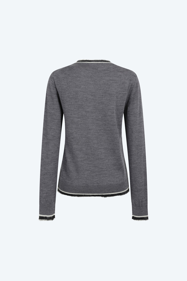 멜란지 그레이 컬러의 여성용 스트라이프 디테일 니트입니다. 가을, 겨울 시즌에 어울리는 두꺼운 울 소재로 제작되어 부드러운 촉감을 선사합니다. 라운드넥 디자인에 넥라인과 밑단에 퍼 스트라이프 장식이 포인트로 더해져 베이직하면서도 세련된 스타일을 연출합니다. 레귤러핏과 긴소매 기장으로 편안하게 착용 가능하며, 겨울 데일리룩, 모임룩, 카페룩 등 다양한 TPO에 활용하기 좋습니다. 클래식, 미니멀, 캐주얼 스타일을 즐겨 입는 여성에게 추천합니다.
