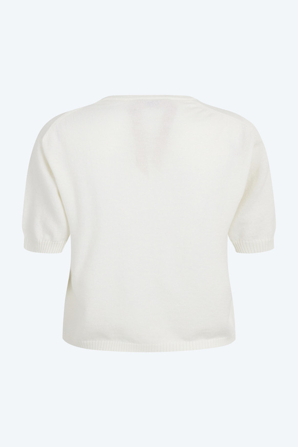 아이보리, 화이트 컬러의 "로고택" 하프슬리브 니트입니다. 부드러운 촉감의 버진울 100% 소재로 제작되어 봄, 여름 시즌에 착용하기 좋습니다. 레귤러핏 라운드넥 디자인에 가디건과 셋업 스타일링이 가능하며, 미니멀하고 베이직한 스타일을 연출합니다. 가슴 위 스몰 로고택 디테일이 특징이며, 일상, 카페룩, 데이트룩 등 다양한 TPO에 활용할 수 있습니다.
