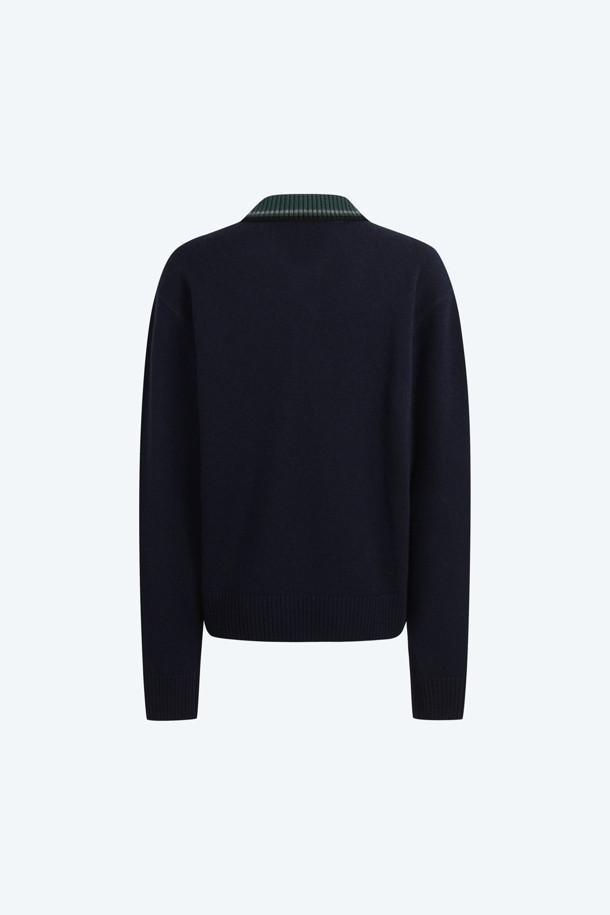 네이비와 초록, 두 가지 색상으로 만나볼 수 있는 폴로 카라 오버 니트입니다. 울 100% 소재로 제작되어 부드러운 촉감과 뛰어난 보온성을 자랑하며, 가을, 겨울에 따뜻하게 착용하기 좋습니다. 손등을 덮는 긴 소매와 여리여리한 실루엣을 연출해 주는 오버핏 디자인으로, 모던하고 베이직한 스타일을 완성합니다. 일상, 카페, 모임 등 다양한 TPO에 활용하기 좋으며, 클래식, 미니멀, 캐주얼 스타일을 즐겨 입는 여성분들께 추천합니다.
