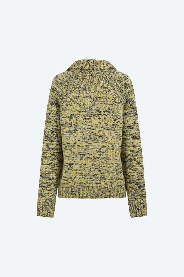 포근한 옐로우 멜란지 컬러가 돋보이는 여성 멜란지 울 오버 니트입니다. 100% 울 소재로 제작되어 두꺼운 두께감과 포근한 촉감을 선사하여 겨울철 따뜻하게 착용할 수 있습니다. 라운드넥 디자인에 오버핏으로 제작되어 캐주얼하면서도 트렌디한 스타일을 연출하며, 데일리룩, 집콕룩, 산책룩 등 다양한 TPO에 활용하기 좋습니다. 미니멀, 캐주얼, 클래식 스타일을 즐겨 입는 분들께 추천합니다. 긴소매 기장의 레귤러 기장으로 어떤 하의와도 잘 어울립니다.
