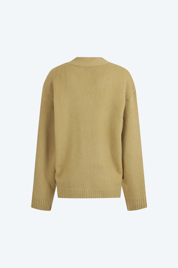 포근하고 우아한 무드의 여성 앙고라 가디건입니다. 버진울과 앙고라 소재 혼방으로 제작되어 부드러운 촉감과 뛰어난 보온성을 자랑하며, 가을과 겨울 시즌에 활용하기 좋습니다. 브이넥 라인에 크롭 기장으로 세련된 실루엣을 연출하며, 무지 디자인에 주얼 버튼 디테일로 고급스러움을 더했습니다. 오버핏으로 편안하게 착용 가능하며, 데이트룩, 모임룩, 겨울 데일리룩 등 다양한 TPO에 클래식하고 미니멀한 스타일을 완성해 보세요.
