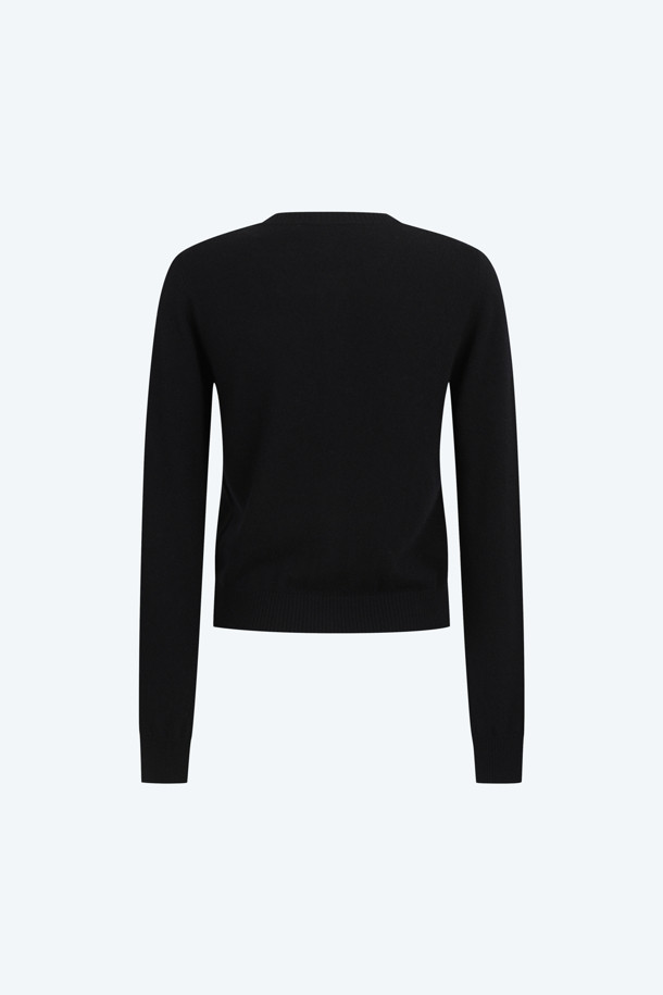 우아하고 모던한 분위기를 연출하는 레이스 엠브로이더리 가디건입니다. 봄, 가을에 어울리는 얇은 두께감의 울 혼방 소재로 제작되어 부드럽고 편안한 착용감을 선사합니다. 섬세한 레이스 엠브로이더리 패치 디테일이 특징이며, 라운드넥 디자인으로 여성스러운 실루엣을 강조합니다. 데이트룩, 카페룩, 모임룩 등 다양한 TPO에 활용 가능하며, 클래식, 미니멀 또는 로맨틱 스타일을 즐겨 입는 여성분들께 추천합니다. 반팔 니트 셋업과 함께 매치하여 더욱 스타일리시하게 연출할 수 있습니다. 블랙과 그레이 두 가지 컬러로 만나보세요.
