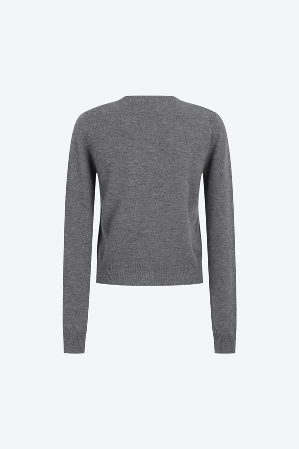 우아한 레이스 엠브로이더리 가디건입니다. 여성용으로, 그레이와 블랙 두 가지 색상으로 출시되어 다양한 스타일에 매치하기 용이합니다. 봄, 가을에 어울리는 얇은 두께의 라운드넥 크롭 기장으로, 부드러운 울 소재가 고급스러운 촉감을 선사합니다. 레이스 엠브로이더리 패치 디테일이 특징이며, 데이트룩, 카페룩, 모임룩 등 엘레강스하고 클래식, 미니멀, 로맨틱한 스타일을 연출하기 좋습니다. 긴 소매와 레귤러핏으로 편안하게 착용할 수 있습니다.
