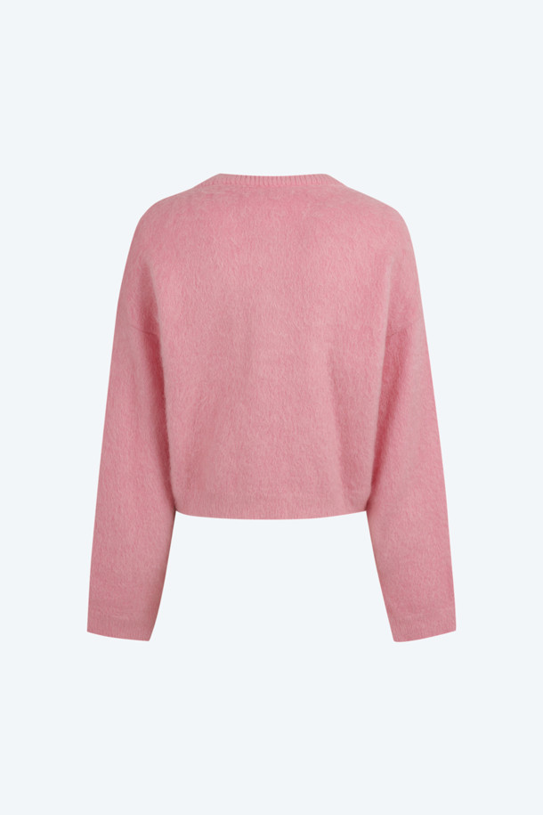 포근하고 우아한 무드의 앙고라 가디건입니다. 부드러운 촉감의 앙고라 소재와 두꺼운 두께감으로 가을, 겨울 시즌 따뜻하게 착용하기 좋습니다. 라운드넥과 크롭 기장, 긴 소매 디자인으로 여성스러운 실루엣을 연출하며, 메탈 버튼 디테일이 고급스러운 포인트를 더합니다. 클래식, 미니멀, 로맨틱 스타일을 즐겨 입는 여성분들께 데이트룩, 모임룩, 겨울 데일리룩으로 추천합니다. 핑크 컬러의 무지 가디건으로 다양한 스타일에 매치하기 용이합니다.
