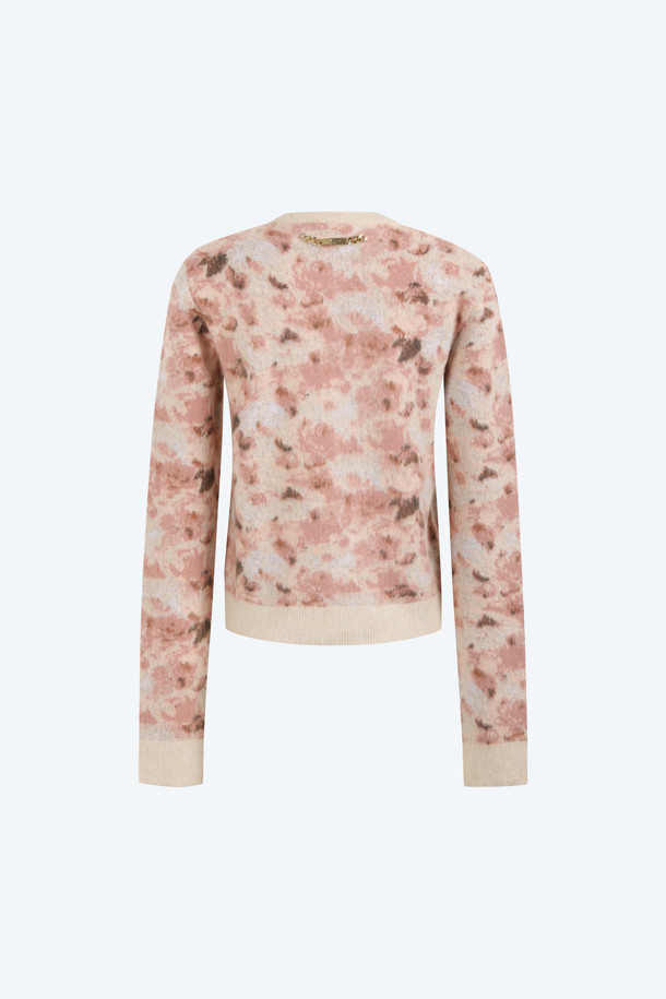 플라워 패턴 가디건은 여성 고객을 위한 니트/스웨터 상의입니다. 봄, 가을에 착용하기 좋으며, 얇은 두께감과 부드러운 촉감이 특징입니다. 라운드넥 디자인에 긴 소매, 레귤러핏으로 제작되었으며, 소매와 밑단 립 디테일이 돋보입니다. 엘레강스 스타일을 연출하기 좋으며, 데이트룩, 카페룩, 모임룩에 적합합니다. 특히, 플라워 패턴이 로맨틱하고 클래식한 무드를 더하며, 반팔 니트와 셋업으로 스타일링하여 미니멀한 룩을 완성할 수도 있습니다.
