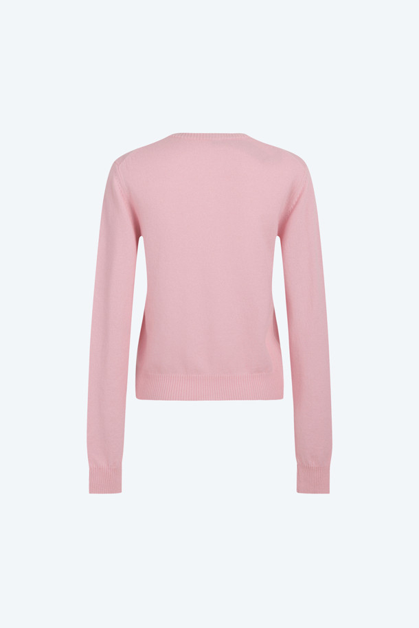 세련된 블랙 컬러의 로고택 가디건입니다. 부드러운 촉감의 버진울 100% 소재로 제작되어 봄, 가을 시즌에 활용하기 좋습니다. 레귤러 핏, 라운드넥 디자인에 가슴 위 스몰 로고택 디테일이 돋보입니다. 데이트룩, 출근룩 등 다양한 TPO에 미니멀, 클래식, 캐주얼 스타일 모두 연출 가능하며, 반팔 니트나 터틀넥 니트와 셋업으로 스타일링하여 세련된 분위기를 더할 수 있습니다.
