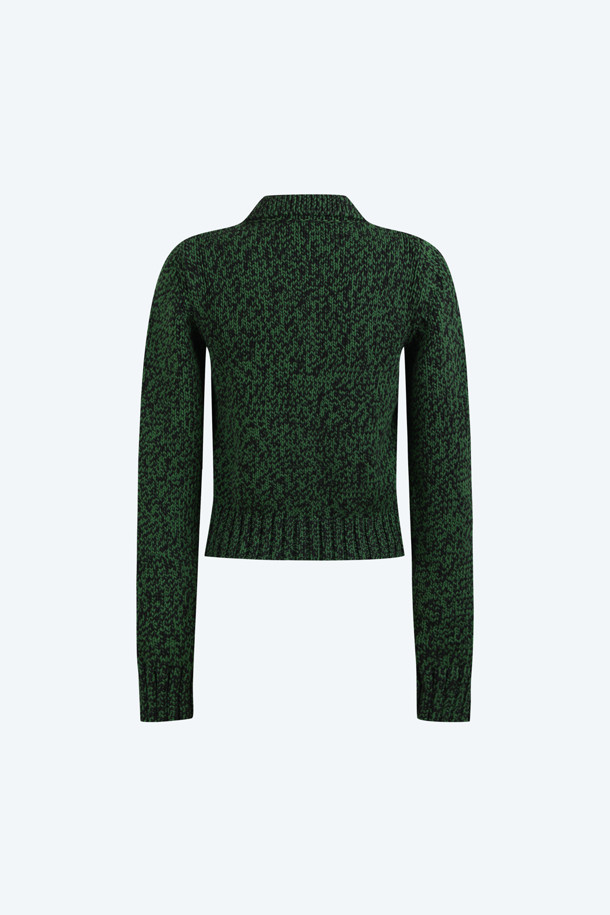 부드러운 촉감이 돋보이는 멀티 그린 스웨터입니다. 고급스러운 스타일과 미니멀한 디자인으로 모임룩에 적합합니다. 비스코스와 폴리아미드 혼방 소재로 제작되어 편안한 착용감을 선사하며, 신축성이 있어 활동성을 높였습니다. 긴 소매 기장으로 간절기부터 겨울까지 폭넓게 활용 가능하며, 그린 컬러가 세련된 분위기를 더합니다.
