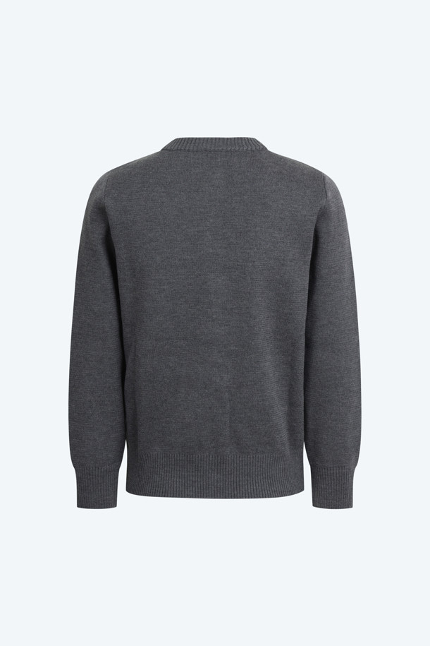 부드러운 울 소재의 라운드 버튼 가디건입니다. 멜란지 그레이와 블랙 두 가지 색상으로 출시되어, 가을, 겨울철 따뜻하게 착용하기 좋습니다. 베이직한 디자인에 긴 소매와 레귤러핏으로 제작되었으며, 다양한 이너와 레이어드하여 스타일리시하게 연출할 수 있습니다. 출근룩, 모임룩 등 TPO에 구애받지 않고 클래식, 미니멀, 캐주얼 스타일 모두 소화 가능합니다. 보온성이 우수하며 라운드넥과 버튼 디테일이 특징입니다.
