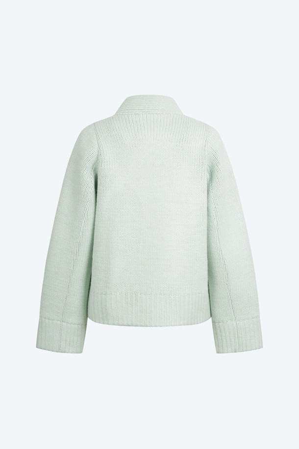 미니멀한 무드의 오버핏 본디드 가디건입니다. 울 소재로 제작되어 가을, 겨울철 따뜻하게 착용할 수 있으며, 두꺼운 두께감과 더블 본딩 안감으로 보온성을 높였습니다. 브이넥 디자인에 긴 소매 기장으로, 출근룩이나 모임룩 등 다양한 TPO에 활용 가능합니다. 구조적인 실루엣이 특징이며, 민트 색상으로 포인트를 더했습니다. 시크하고 클래식한 스타일 연출에 적합합니다.
