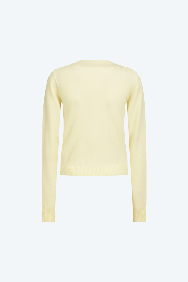 부드러운 캐시미어 소재로 제작되어 포근한 착용감을 선사하는 여성 캐시미어 가디건입니다. 파스텔 옐로우, 핑크 두 가지 사랑스러운 색상으로 출시되어, 가을, 겨울 데이트룩, 카페룩, 데일리룩 등 다양한 스타일에 매치하기 좋습니다. 레귤러 핏에 라운드 넥 디자인으로 여성스러운 무드를 연출하며, 두꺼운 두께감과 긴 소매 기장으로 보온성을 높였습니다. 미니멀하고 클래식한 스타일부터 로맨틱한 룩까지, 폭넓게 활용 가능한 캐시미어 가디건입니다.
