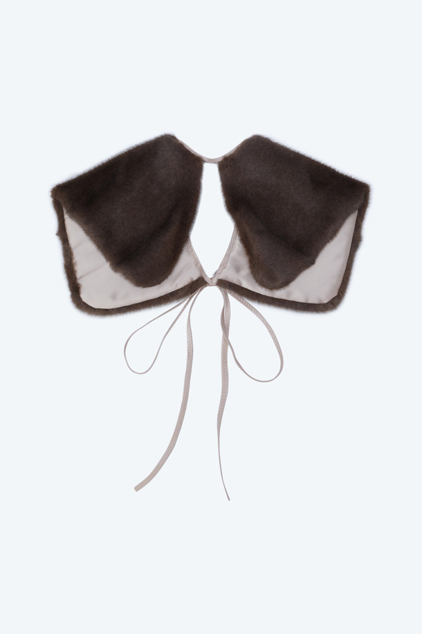 세련된 무드를 연출하는 여성용 퍼 칼라 액세서리입니다. 다크 카키 컬러의 부드러운 퍼 소재로 제작되어 가을, 겨울 시즌에 따뜻함과 우아함을 더해줍니다. 클래식하고 엘레강스한 스타일로, 무지 디자인에 리본 장식이 포인트로 더해져 여성스러운 매력을 강조합니다. 아우터나 니트에 탈부착하여 다양한 스타일을 연출할 수 있으며, 모임룩, 연말 모임룩에 활용하여 특별한 분위기를 연출할 수 있습니다.
