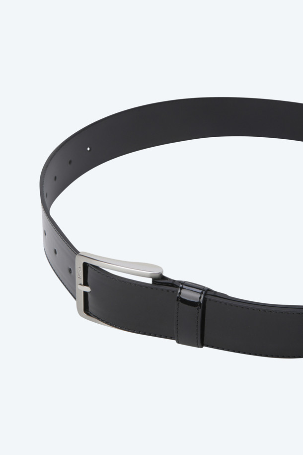 세련된 무드의 에나멜 벨트입니다. 블랙과 화이트 두 가지 컬러로 출시되어, 어떤 스타일에도 맞춰 착용하기 좋습니다. 사계절 내내 활용 가능한 아이템으로, 버클 디테일이 돋보입니다. N21 Capsule Collection의 제품으로, 데이트룩, 모임룩 등 TPO에 구애받지 않고 클래식, 미니멀, 시크한 스타일을 연출할 수 있습니다. 에나멜 소재 특유의 광택감이 고급스러운 분위기를 더합니다.
