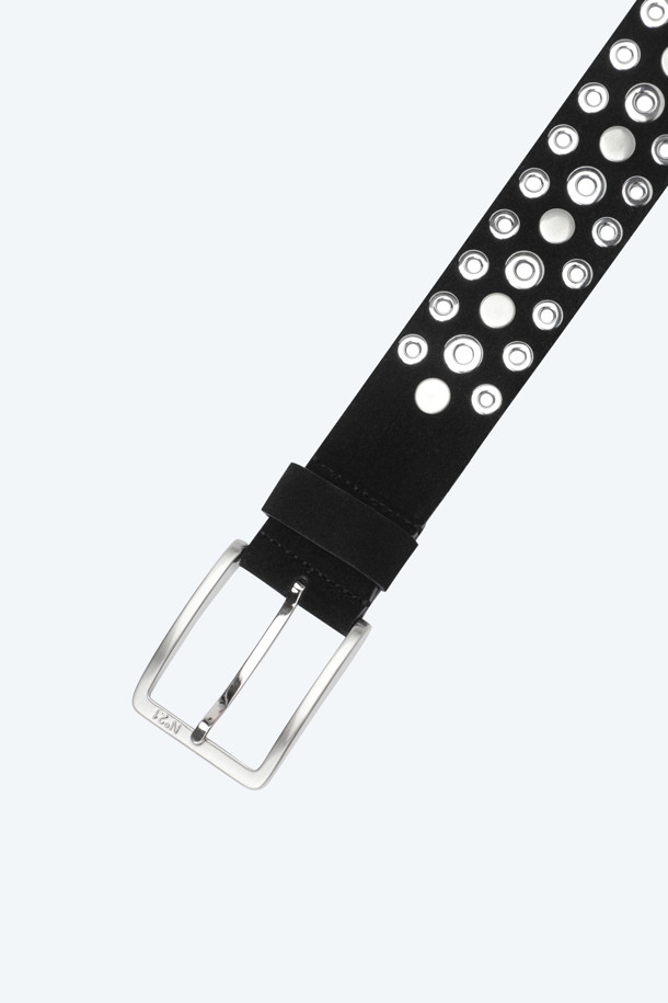N21 캡슐 컬렉션의 스터드 벨트입니다. 블랙 컬러의 소가죽 소재로 제작되어, 모던한 스타일을 연출합니다. 버클 여밈 방식이며, 찡 장식이 포인트로 시크하고 미니멀한 무드를 더합니다. 데이트룩과 모임룩에 활용하여 클래식하면서도 세련된 스타일을 완성해보세요.
