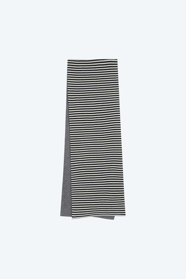 가을, 겨울 시즌을 위한 리버서블 머플러입니다. 부드러운 버진울 소재로 제작되어 포근한 착용감을 선사하며, 두꺼운 두께감으로 보온성을 높였습니다. 그레이 컬러 바탕에 스트라이프 패턴이 더해져 베이직하면서도 세련된 스타일을 연출합니다. 양면 사용이 가능한 리버서블 디자인으로, 하나의 머플러로 다양한 스타일을 연출할 수 있어 활용도가 높습니다. 겨울 데일리룩, 산책룩 등 캐주얼, 클래식, 미니멀 스타일을 즐겨 입는 분들께 추천합니다.
