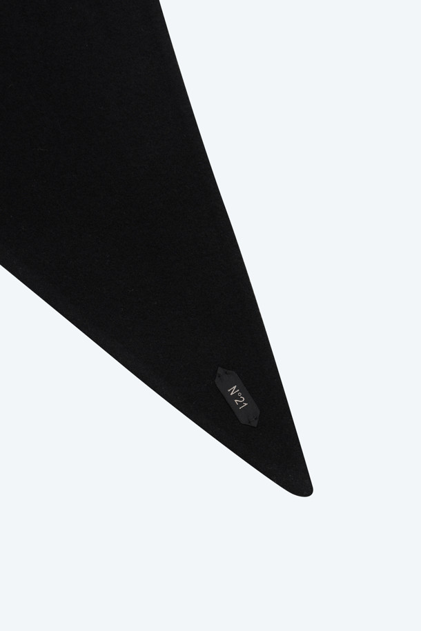 미니멀한 스타일의 쁘띠 머플러입니다. 울 소재로 제작되어 가을, 겨울철 데일리룩에 따뜻함을 더해줍니다. 핑크와 블랙 두 가지 색상으로 출시되었으며, 로고 패턴과 로고 택 디자인이 특징입니다. N21 Pre Collection 제품으로, 클래식한 무드를 연출하기 좋습니다.
