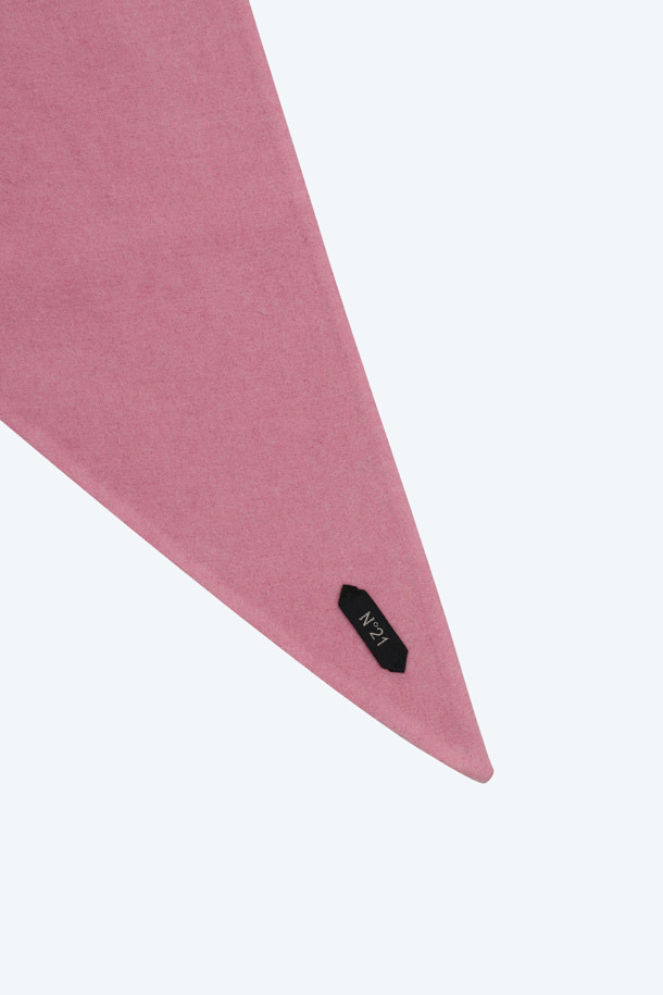 세련된 여성 쁘띠 머플러입니다. 울 혼방 소재로 제작되어 가을과 겨울, 따뜻하고 포근한 착용감을 선사합니다. 모던한 스타일의 쁘띠 머플러는 핑크와 블랙 두 가지 색상으로 출시되어, 어떤 겨울 데일리룩에도 잘 어울립니다. 스몰 로고 택 디테일이 포인트로 더해져, 클래식하면서도 미니멀한 디자인을 완성합니다.
