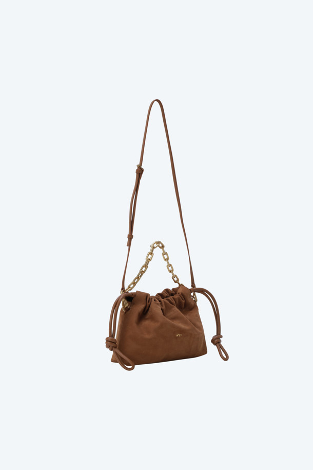 세련된 분위기를 연출하는 EVA 레더 백입니다. 부드러운 레더(가죽) 소재에 브라운 컬러가 더해져 클래식하면서도 시크한 매력을 선사합니다. 미디엄 사이즈의 버킷백 형태로, 숄더, 크로스, 클러치 등 다양한 스타일로 연출 가능하며, 조임용 끈 디테일이 돋보입니다. 데이트룩, 모임룩, 오피스룩 등 TPO(Time, Place, Occasion)에 구애받지 않고 폭넓게 활용할 수 있습니다. 미니멀하면서도 세련된 스타일을 추구하는 여성에게 완벽한 선택입니다.
