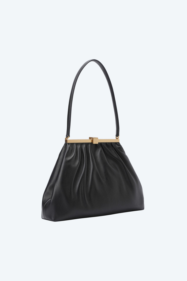 레더 Jeanne(잔느) 숄더백은 부드러운 촉감의 나파 가죽 소재로 제작된 여성용 숄더백입니다. 미디엄 사이즈의 블랙 컬러 무지 디자인으로, 클래식, 미니멀, 시크 스타일을 연출하기 좋습니다. 메탈 클로징과 주름 디테일이 돋보이며, 오피스룩, 모임룩, 소개팅룩 등 다양한 TPO에 활용할 수 있습니다. 프리미엄 가죽 소재와 클래식한 디자인으로 세련된 스타일을 완성해 보세요.
