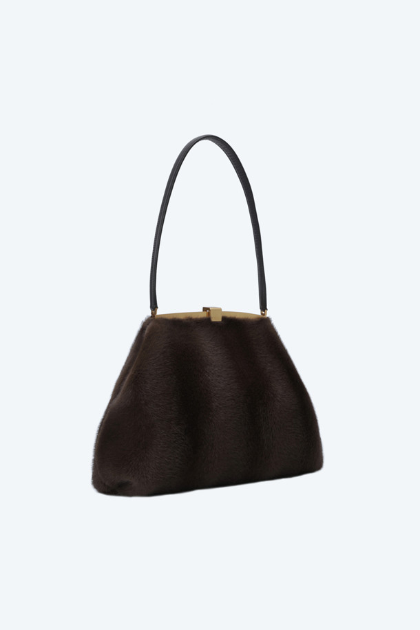 N21(엔투애니원) 인조 퍼 Jeanne(잔) 숄더백은 여성스러운 데이트룩과 모임룩을 완성하는 데 적합한 미디엄 사이즈의 숄더백입니다. 부드러운 에코퍼 소재와 브라운 컬러가 따뜻하고 포근한 분위기를 연출하며, 섬세한 메탈 클로징 디테일이 고급스러운 느낌을 더합니다. 클래식하면서도 미니멀한 스타일로, 부드러운 터치감과 포근한 볼륨감이 특징입니다. N21(엔투애니원)만의 세련된 감각이 돋보이는 숄더백으로, 다양한 룩에 포인트 아이템으로 활용하기 좋습니다.
