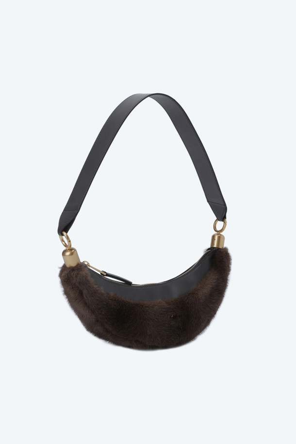 부드러운 에코퍼 소재의 "인조 퍼 Banana 백"입니다. 브라운과 펄 그레이 두 가지 색상으로 출시되어, 가을, 겨울철 데이트룩, 캐주얼, 미니멀, 클래식 스타일에 잘 어울립니다. 바나나형 디자인과 곡선 실루엣이 특징이며, 부드러운 촉감과 바디에 편안하게 밀착되는 착용감을 선사합니다. 무지 디자인에 퍼 장식이 더해져 포인트를 주며, 일상생활에서 활용하기 좋은 미디엄 사이즈의 가방입니다.
