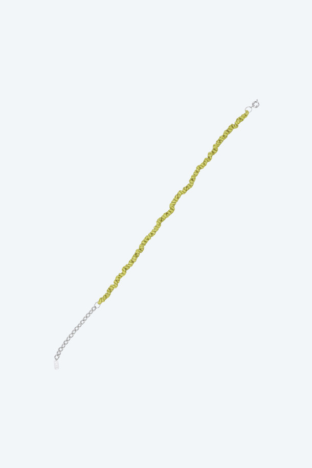 주얼 트위스트 넥크리스는 여성스러움을 강조하는 주얼리입니다. 옐로우와 실버 컬러로 제공되며, 큐빅 소재에 트위스트 형태의 디자인과 N21 로고 펜던트가 돋보입니다. 목걸이 타입으로, 우아한 스타일을 연출하며, 데이트룩이나 모임룩에 적합합니다. 클래식, 미니멀, 로맨틱 스타일을 즐겨 입는 분들께 추천합니다. 일상에서도 세련된 포인트를 더할 수 있습니다.
