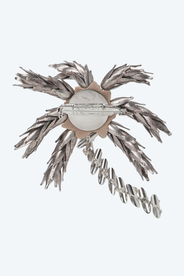 팜트리 브로치는 야자수 실루엣 디자인과 반짝이는 큐빅 장식이 조화롭게 어우러진 여성 브로치입니다. 실버 컬러의 에폭시 소재로 제작되었으며, 7*6cm의 적절한 사이즈로 시원한 느낌을 줍니다. 휴가룩, 리조트룩, 휴양지룩과 같은 TPO에 잘 어울리며, 리조트, 에스닉, 로맨틱 스타일을 연출하기 좋습니다. 팜트리 무늬는 이국적인 분위기를 더해줍니다.
