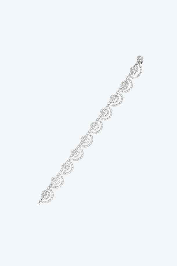 볼드 주얼 넥클리스는 화려하고 고급스러운 스타일을 연출해 주는 여성 목걸이입니다. 다양한 크기의 큐빅 장식이 섬세하게 세팅되어 있어, 은은하게 빛나는 실버 컬러가 돋보입니다. 데일리룩이나 파티룩에 포인트를 더해 특별한 날을 더욱 돋보이게 해줍니다. 클래식, 미니멀, 로맨틱 등 다양한 스타일과 매치하여 세련된 분위기를 연출할 수 있으며, 특히 심플한 의상에 착용하면 더욱 돋보이는 아이템입니다. 모임룩에도 잘 어울려 시선을 사로잡는 매력을 더해줍니다.
