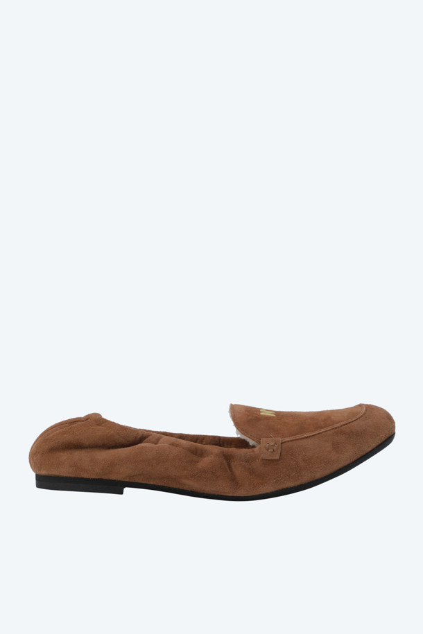 부드러운 스웨이드 소재와 염소가죽으로 제작되어 편안한 착용감을 선사하는 탄(Tan) 컬러의 여성용 플랫슈즈입니다. 1cm 굽 높이의 플랫 디자인과 라운드 토우가 발을 더욱 여성스럽게 연출하며, 안감은 시어링으로 마감하여 포근함을 더했습니다. 슬립온 스타일로 편하게 신고 벗을 수 있으며, 로우컷 탑라인이 발목을 드러내 다리가 길어 보이는 효과를 줍니다. 클래식, 미니멀, 캐주얼 스타일 모두 소화 가능하며, 골드 로고 장식이 고급스러움을 더해 데이트룩, 동네 마실룩, 카페룩 등 다양한 TPO에 활용할 수 있습니다. 봄, 가을 계절에 잘 어울리는 무지 디자인의 플랫슈즈입니다.
