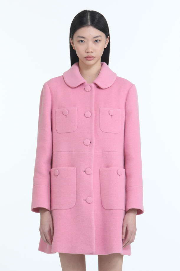 세련된 스타일을 완성하는 여성용 우븐 울 코트입니다. 가을, 겨울 시즌을 위한 두꺼운 울 소재로 제작되어 따뜻함을 선사하며, 블랙, 핑크 두 가지 컬러로 만나볼 수 있습니다. 라운드 칼라와 숏 기장, 버튼 여밈 방식, 레귤러핏 디자인으로 모던하면서도 클래식한 무드를 연출합니다. 데이트룩, 오피스룩, 겨울 데일리룩 등 다양한 TPO에 활용 가능하며, 미니멀하면서도 클래식한 스타일을 선호하는 분들께 추천합니다.

