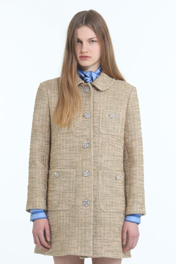 세련된 분위기를 연출하는 골드 우븐 코트입니다. 여성스러운 라운드 칼라 디자인과 싱글 버튼 여밈으로 깔끔한 실루엣을 완성합니다. 얇은 우븐 소재와 골드 원사의 은은한 광택이 고급스러움을 더하며, 양쪽 포켓과 주얼 장식이 돋보입니다. 봄, 가을 시즌 데이트룩, 모임룩, 카페룩 등 다양한 TPO에 활용 가능하며, 클래식, 미니멀, 시크 스타일을 즐겨 입는 분들께 추천합니다. 레귤러핏으로 편안하게 착용 가능하며, 숏 기장과 긴 소매가 세련된 밸런스를 선사합니다.
