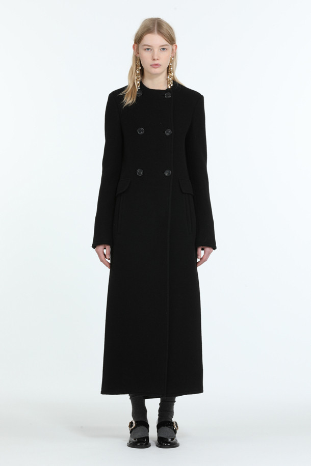 세련된 분위기를 연출하는 우븐 롱 코트입니다. 블랙 컬러의 울 소재로 제작되어 가을, 겨울 시즌 따뜻하게 착용할 수 있습니다. 클래식하고 미니멀한 스타일로 오피스룩, 겨울 데일리룩, 모임룩 등 다양한 TPO에 활용하기 좋습니다. 차이나칼라 디테일과 더블 버튼 여밈으로 세련된 디자인을 더했으며, 레귤러핏으로 편안하게 착용 가능합니다. 긴 소매의 맥시 기장으로 시크한 매력을 뽐내보세요.
