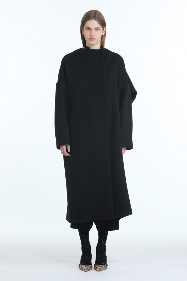 가을, 겨울 시즌을 위한 여성용 머플러 롱 코트입니다. 블랙과 베이지 두 가지 색상으로 출시되어, 어떤 스타일에도 쉽게 매치할 수 있습니다. 탈부착 가능한 머플러가 있어 클래식하고 엘레강스한 분위기를 연출하며, 필요에 따라 다양한 스타일로 활용 가능합니다. 롱 기장의 레귤러핏으로 제작되어 편안하면서도 시크한 매력을 더합니다. 겨울 데일리룩, 모임룩, 오피스룩 등 TPO에 구애받지 않고 폭넓게 활용할 수 있는 머플러 롱 코트입니다.
