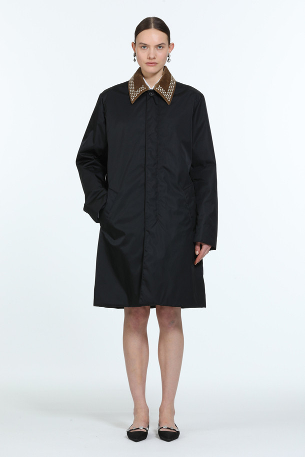 블랙 컬러의 여성용 카라 핫픽스 코트입니다. 봄, 가을에 어울리는 얇은 두께의 코듀로이 소재로 제작되었으며, 미니멀하고 클래식한 스타일을 연출합니다. 레귤러 핏과 싱글 버튼 여밈으로 깔끔한 실루엣을 선사하며, 핫픽스 장식과 카라 포인트가 특징입니다. 데이트룩, 오피스룩, 모임룩 등 다양한 TPO에 맞춰 클래식, 미니멀, 시크한 스타일을 완성해 보세요. 레귤러 기장의 긴소매 디자인입니다.
