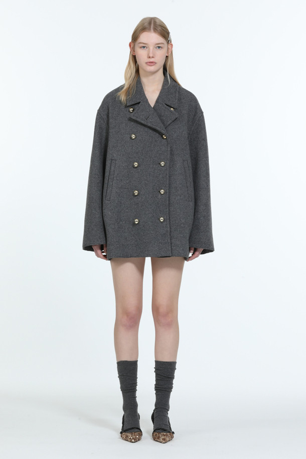 세련된 무드의 울 버튼 퍼코트입니다. 블랙과 그레이 두 가지 색상으로 출시되어, 어떤 룩에도 쉽게 매치할 수 있습니다. 엉덩이를 덮는 기장과 레귤러핏으로 편안하게 착용 가능하며, 클래식하고 엘레강스한 스타일을 연출합니다. 특히, 금장 버튼 디테일이 고급스러움을 더하며 오피스룩, 모임룩, 연말 모임룩 등 다양한 TPO에 활용하기 좋습니다. 가을, 겨울 시즌, 미니멀, 시크 스타일을 즐기는 여성분들께 추천합니다.
